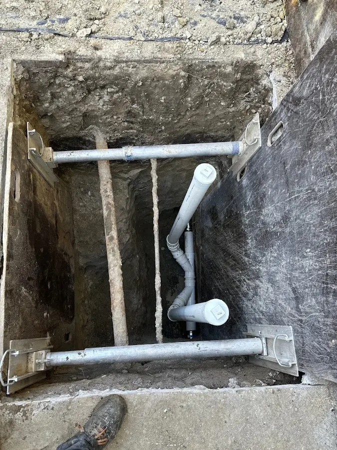 Experienced plumber completing Drain Cleaning work in Glendale Heights